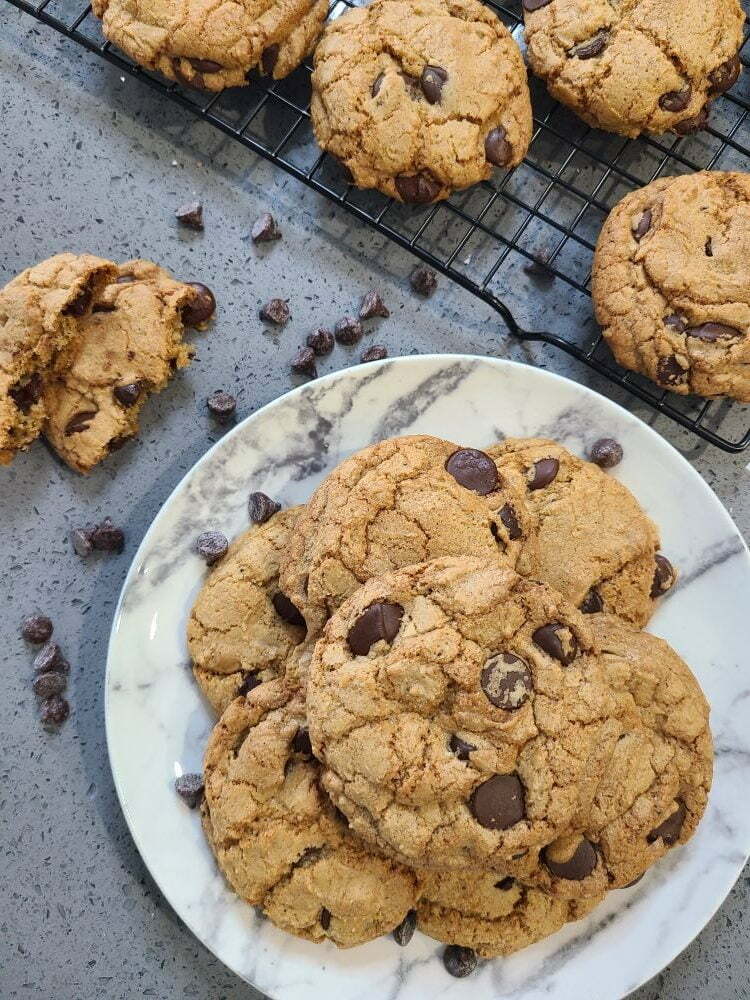 A plate of brown butter chocolate chip cookies