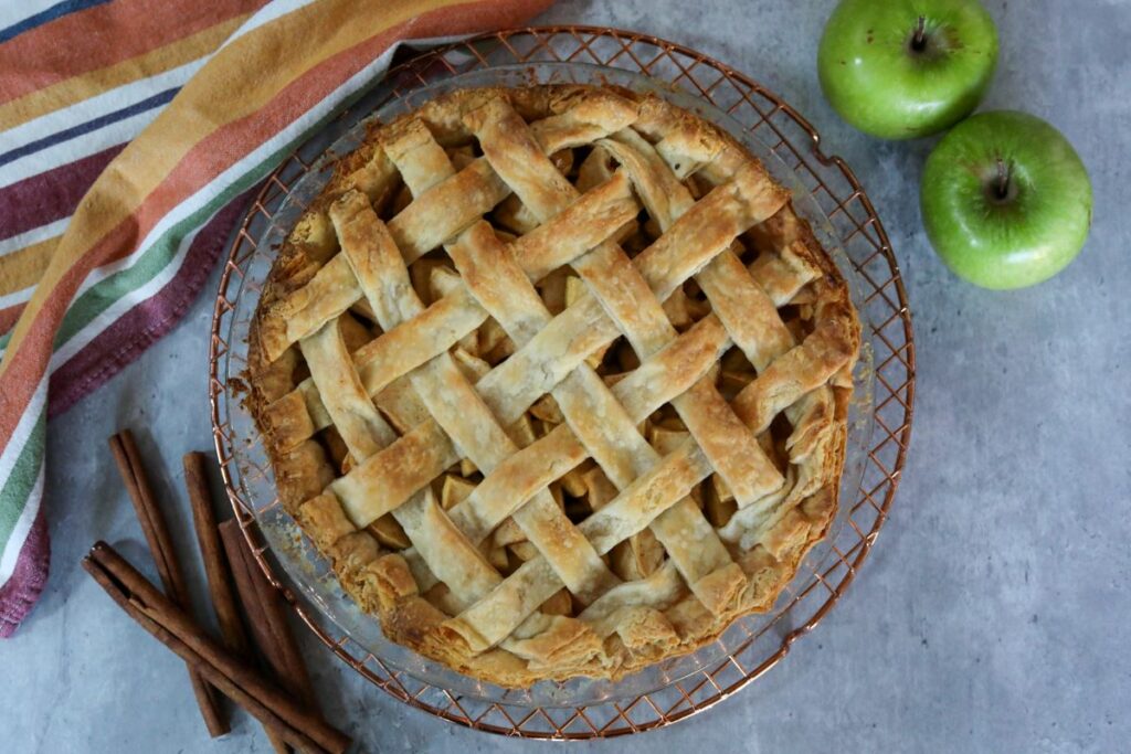 Cooling apple pie