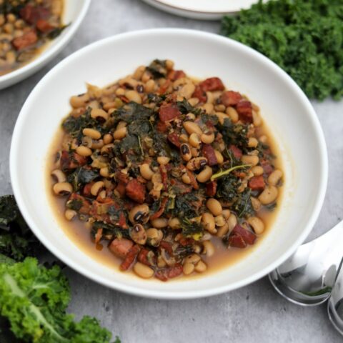 A white bowl with black-eyed peas