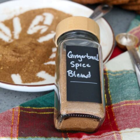 A spice jar with gingerbread spice blend