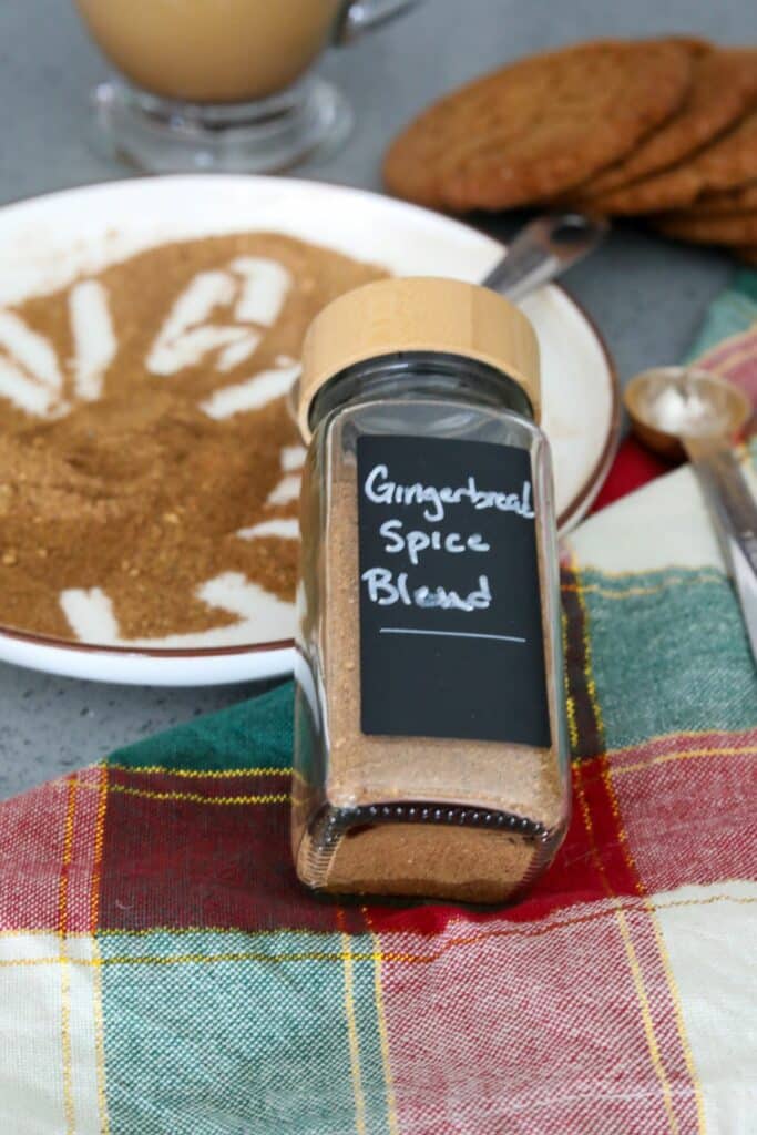 A spice jar with gingerbread spice blend